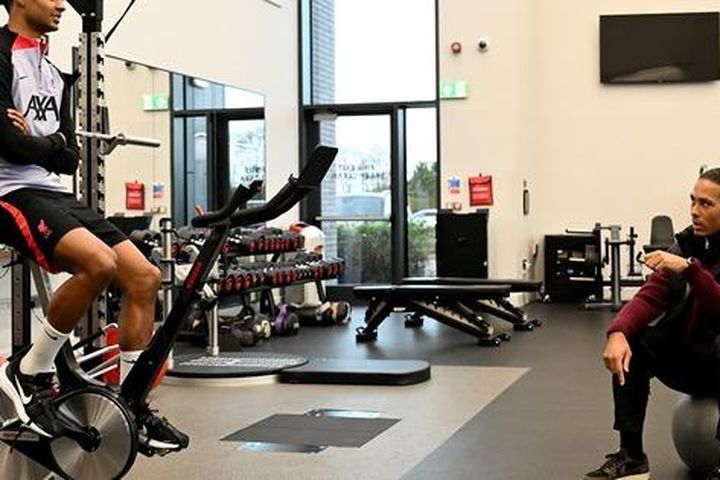 Siêu cò Van Dijk đeo giày 45 triệu ngồi ngắm nhìn thành quả đàm phán của mình