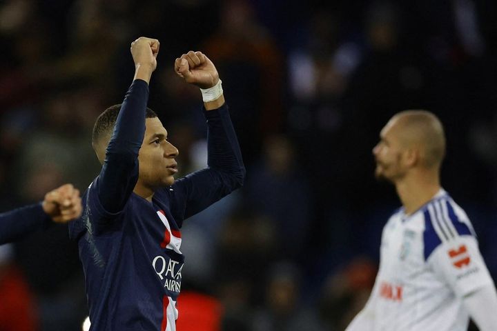 Neymar bị đuổi, Mbappe giúp PSG thắng ở phút 96