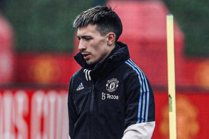 Lisandro Martinez 'đốn tim' fan với hành động cao cả, trở lại giúp MU đấu Wolves
