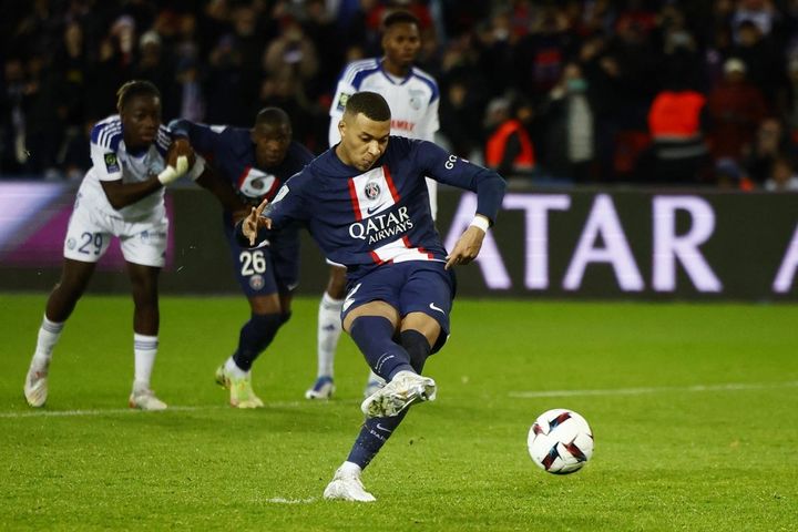 Neymar nhận thẻ đỏ, Mbappe tỏa sáng giúp PSG thắng kịch tính Strasbourg