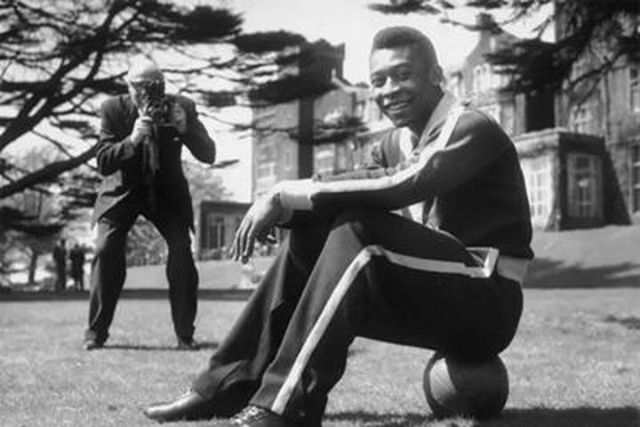 Cuộc đời và sự nghiệp lẫy lừng của 'Vua bóng đá' Pele qua những bức ảnh