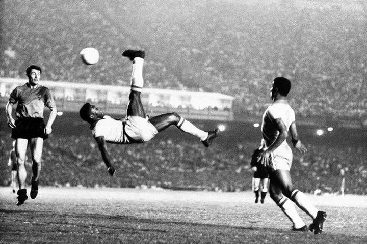 Loạt ảnh lịch sử khó quên về huyền thoại bóng đá Pele