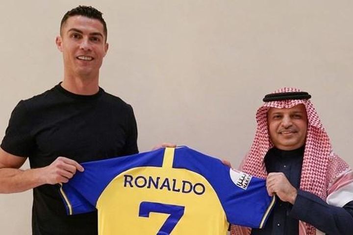 Ronaldo gia nhập Al-Nassr, nhận mức lương siêu cao