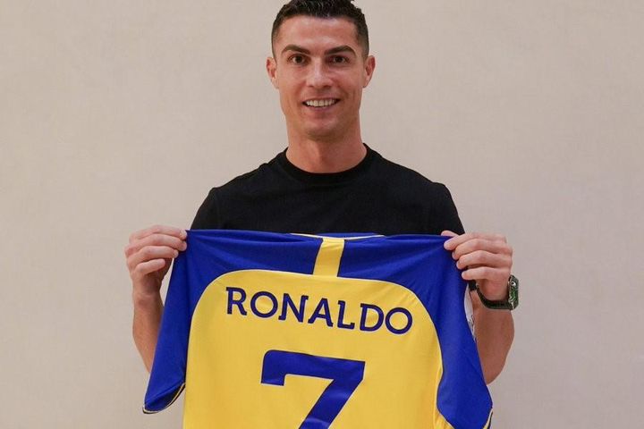 Ronaldo nói gì khi ký hợp đồng 'khủng' với Al Nassr?