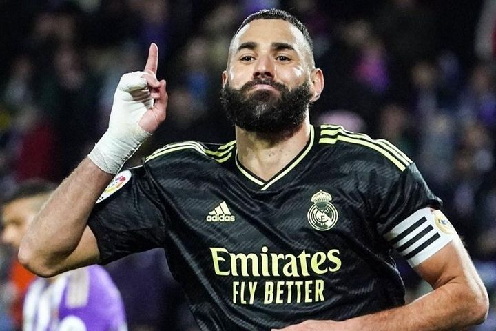 Benzema tỏa sáng giúp Real Madrid đòi lại ngôi đầu La Liga