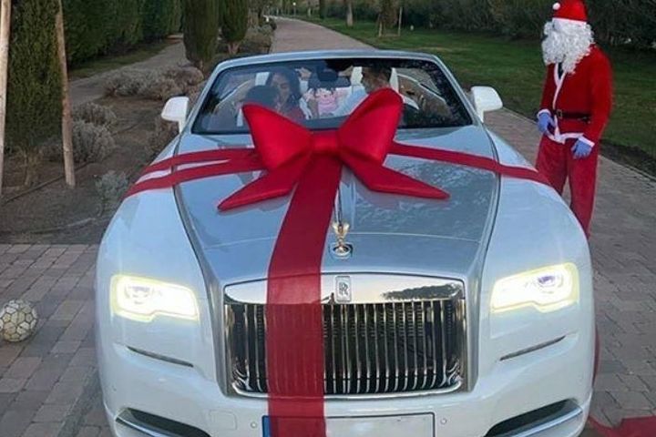 Ronaldo lái Rolls-Royce bạn gái tặng đi ăn tối