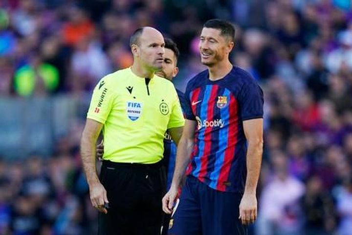 Barca mất điểm trong ngày Lewandowski tịt ngòi, Alba bị đuổi