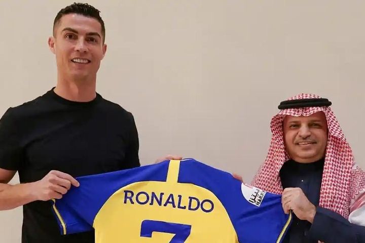 Ronaldo gia nhập đội bóng châu Á