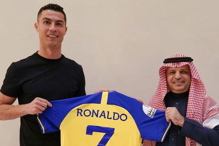 Ronaldo gia nhập Al-Nassr, nhận lương 200 triệu euro mỗi năm
