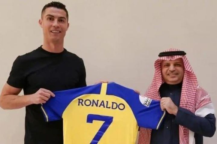 Ronaldo chính thức gia nhập câu lạc bộ Al Nassr với mức lương khủng