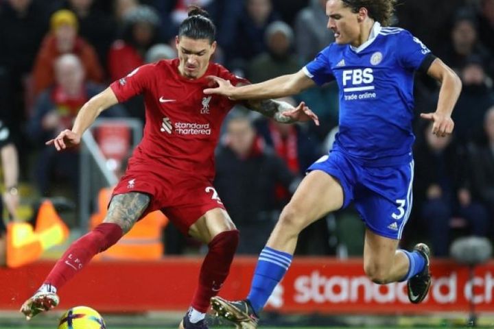 Liverpool thắng nhờ hai bàn phản lưới