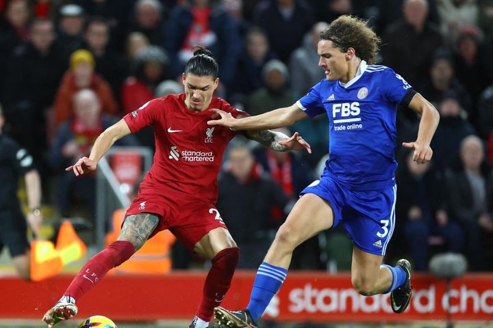 Nunez và Salah vô duyên, Liverpool thắng nhọc Leicester nhờ 2 bàn phản lưới