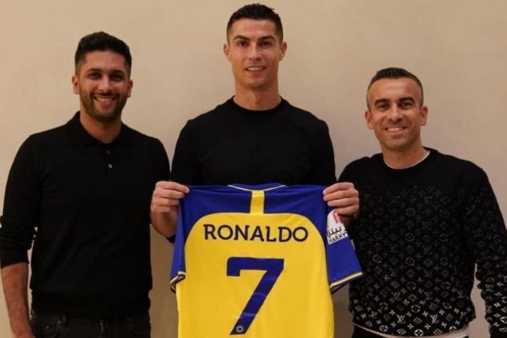 Không phải siêu 'cò' Mendes, Ronaldo tới Ả Rập 'bơi trong tiền' nhờ người này