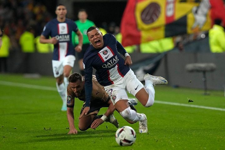 Không Messi, không Neymar, PSG thua nặng
