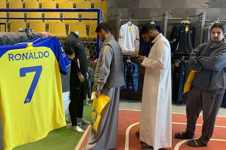 Cổ động viên xếp hàng mua áo đấu Ronaldo