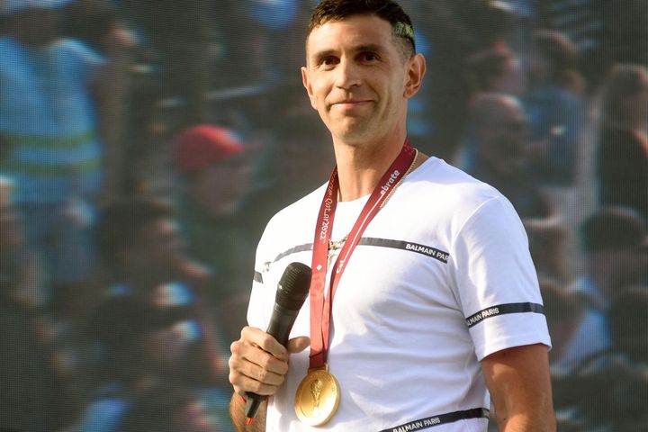 Thủ môn Martinez chi tiền bảo vệ huy chương vàng World Cup