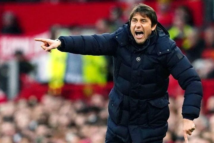 Conte phản ứng 'gắt' với người hâm mộ Tottenham