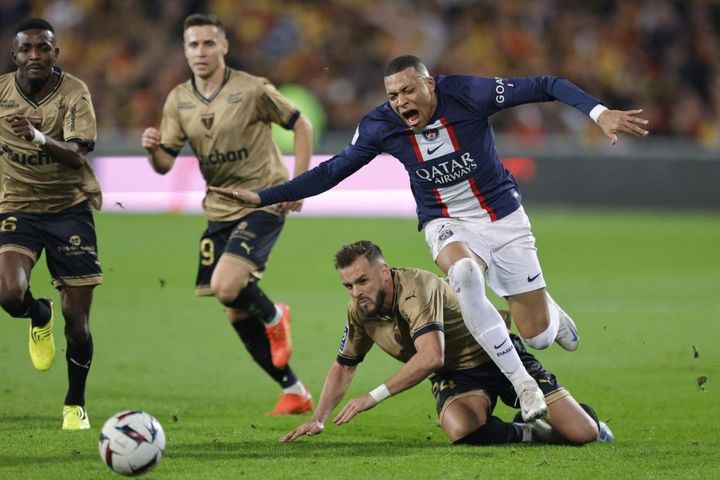 Mbappe im tiếng, PSG gục ngã trước Lens