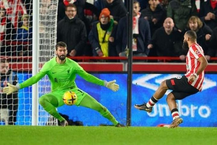 Liverpool thua đau trước Brentford ở vòng 18 Premier League