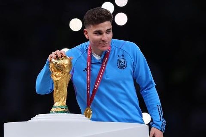 Hơn 20.000 CĐV ký tên đòi tiền đạo Argentina bỏ bạn gái