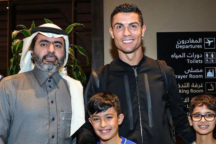 Ronaldo rạng rỡ khi đến Saudi Arabia