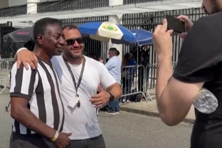 'Bản sao' của Pelé cùng hàng ngàn người đến viếng huyền thoại bóng đá Brazil
