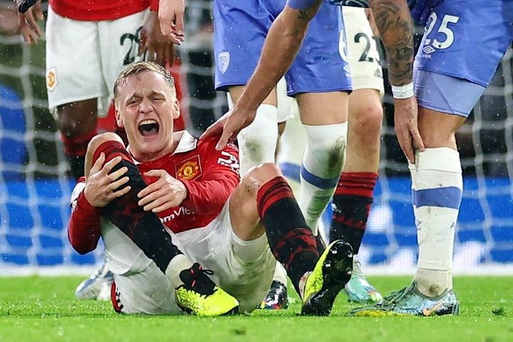 Van De Beek bật khóc trong trận đấu của Man United