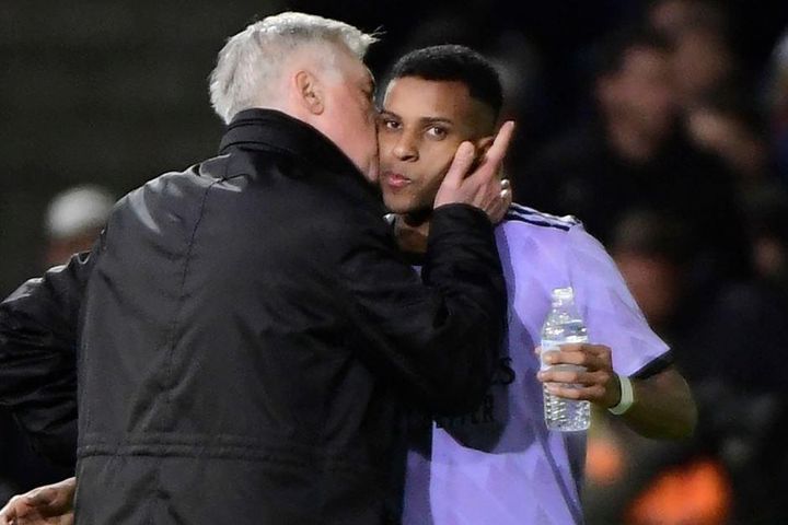 HLV Ancelotti hôn Rodrygo sau khoảnh khắc người hùng