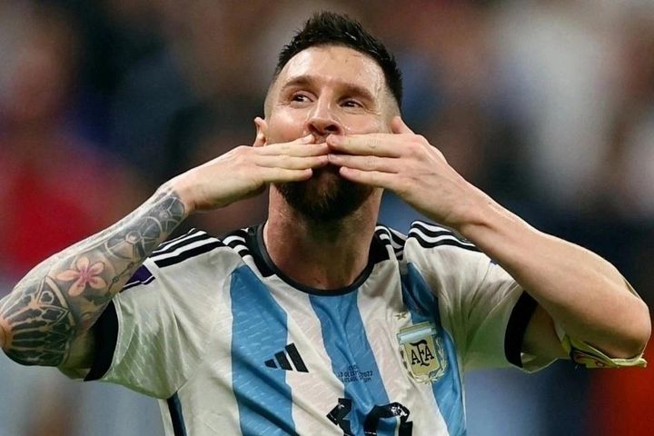 Messi ở lại PSG