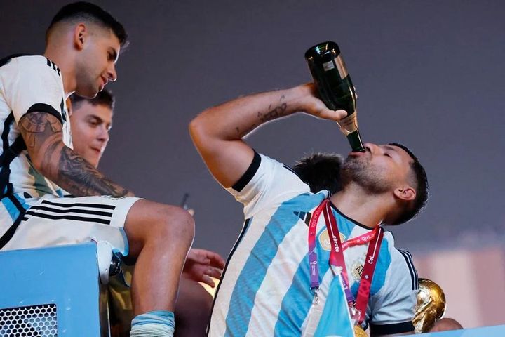 Messi nổi giận vì Aguero uống quá nhiều sau chức vô địch World Cup