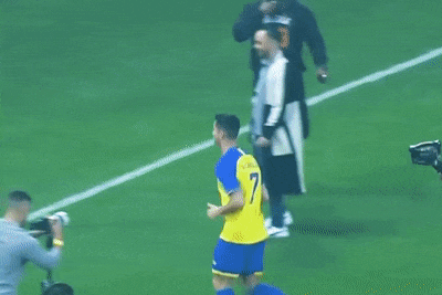 Ronaldo ưu ái nữ cổ động viên nhí