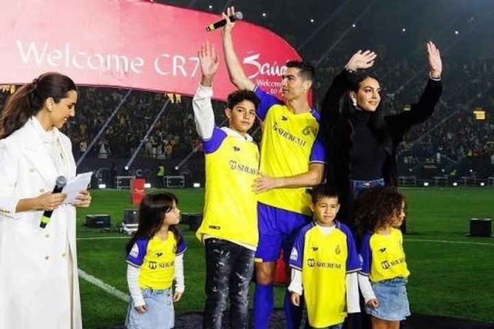 Georgina Rodriguez và các con bên Ronaldo ngày ra mắt Al Nassr