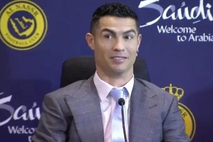 Ronaldo mắc sai lầm lớn tại buổi họp báo đầu tiên với Al Nassr