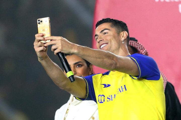 Ronaldo ra mắt hoành tráng màu áo mới Al Nassr