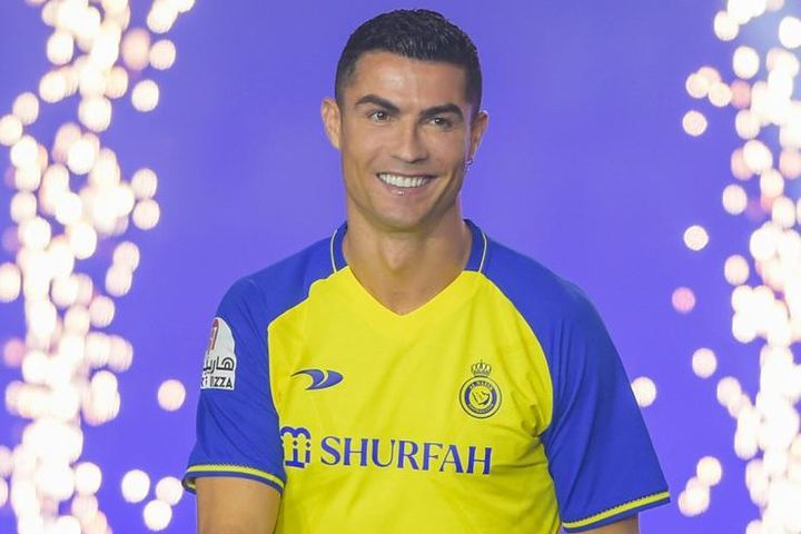 Ronaldo ra mắt Al Nassr: 25.000 CĐV chào đón siêu sao, đại tiệc ấn tượng