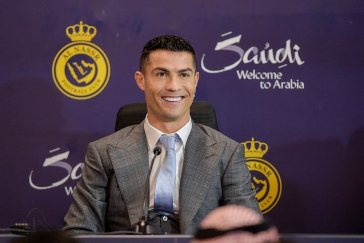 Ronaldo cười hạnh phúc ra mắt Al Nassr, cổ động viên đốt pháo đỏ rực khán đài