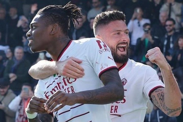 AC Milan tiếp tục bám đuổi Napoli