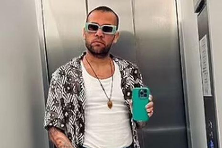 Dani Alves bị cáo buộc quấy rối tình dục