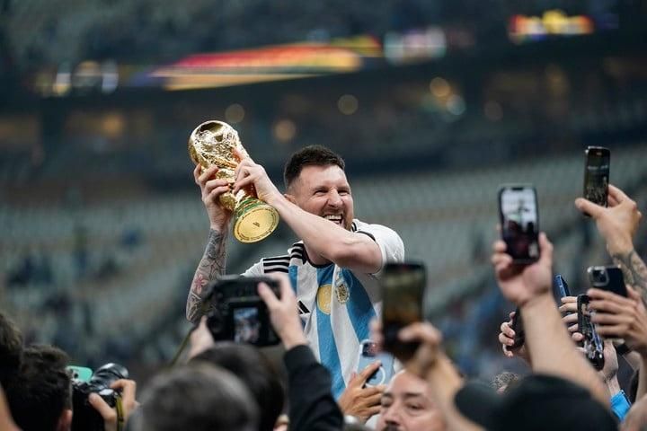 Messi cầm cúp giả trong bức ảnh lập kỷ lục Instagram