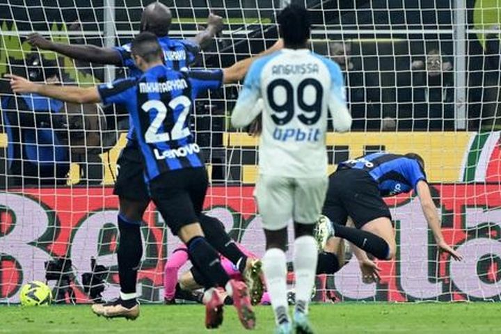 Napoli đứt mạch bất bại, AC Milan và Juventus hưởng lợi