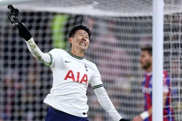 Son Heung-min ném mặt nạ ăn mừng trong chiến thắng 4 sao của Tottenham