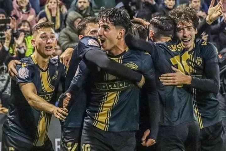 Barca toát mồ hôi trước 'tý hon' đến từ hạng 3 Tây Ban Nha
