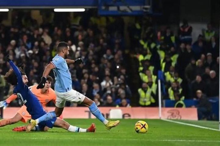 Nhờ công Riyad Mahrez, Man City thắng kịch tính trước Chelsea