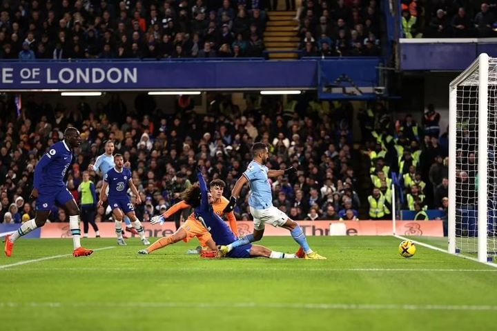 Thắng Chelsea, Man City rút ngắn khoảng cách với Arsenal