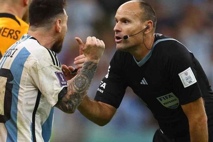 Trọng tài khiến Messi nổi giận ở World Cup quyết định giải nghệ