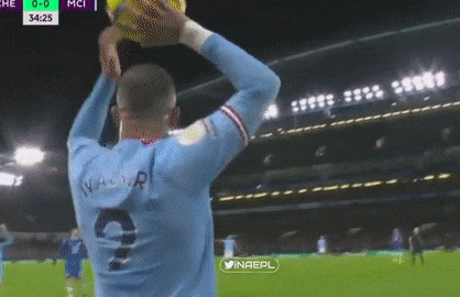 Pha ném biên hài hước của cầu thủ Man City