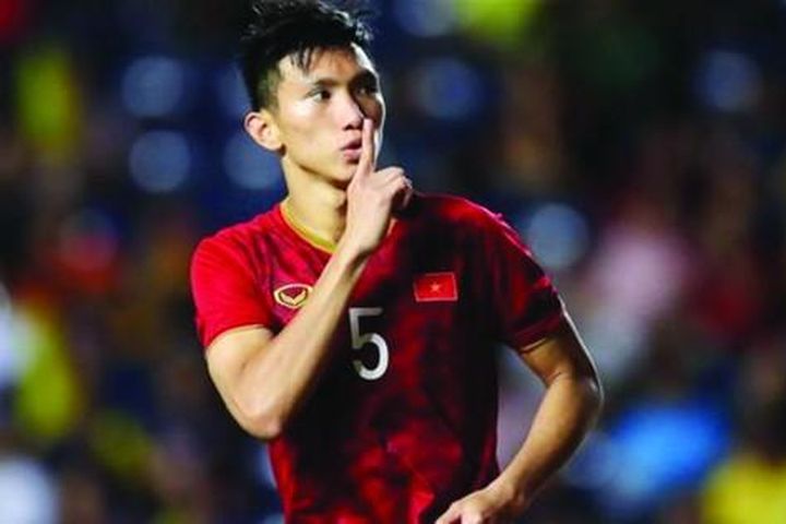 Vòng bảng AFF Cup 2022: Văn Hậu lọt top hậu vệ hay nhất