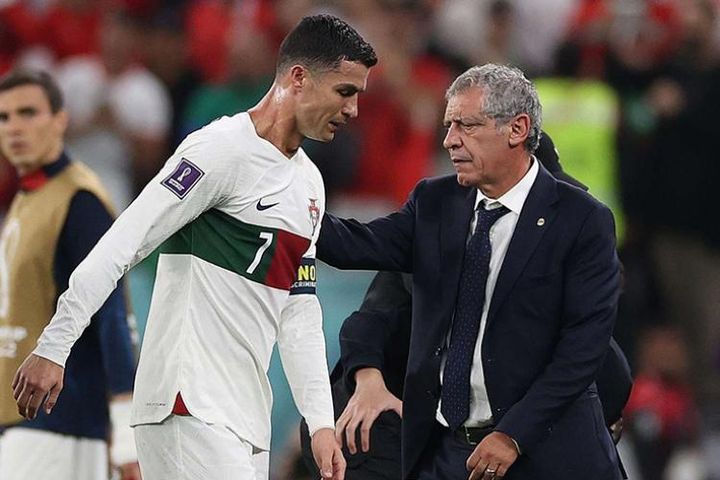 Thầy cũ nối gót Ronaldo sang Ả Rập sau khi bị Bồ Đào Nha sa thải