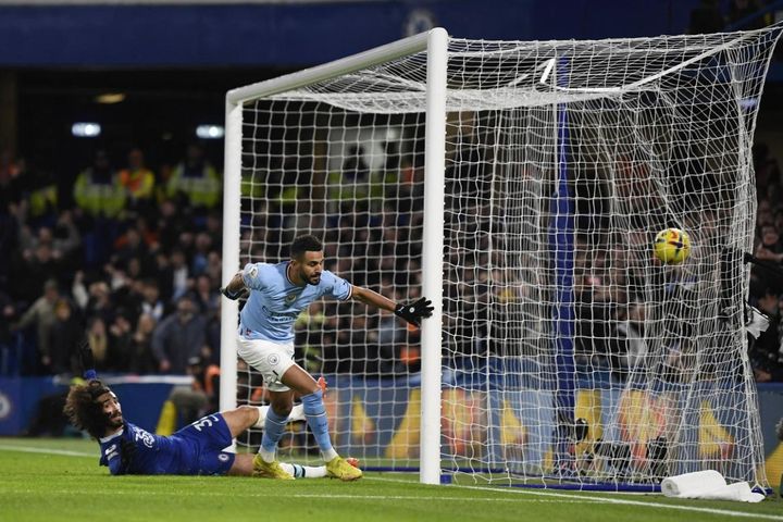 Đánh bại Chelsea, Man City tiếp tục đua vô địch Ngoại hạng Anh cùng Arsenal