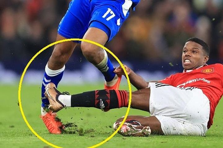 Hậu vệ MU vào bóng khiến đối thủ bật khóc